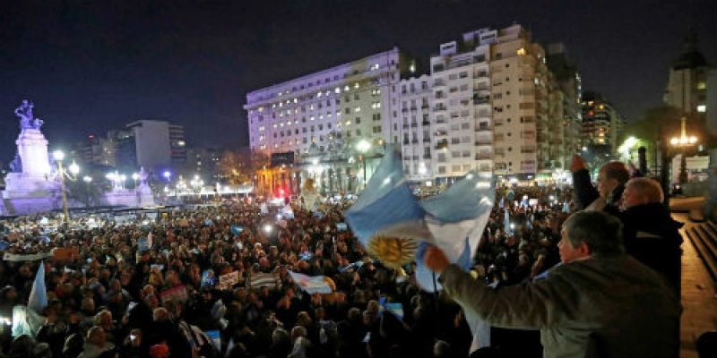 Protestos pedem fim de privilégios a Kirchner na Argentina