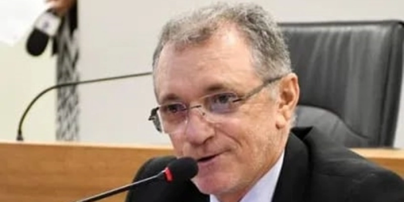 Galego Sousa protocola licença na ALPB, após passar por Cirurgia 