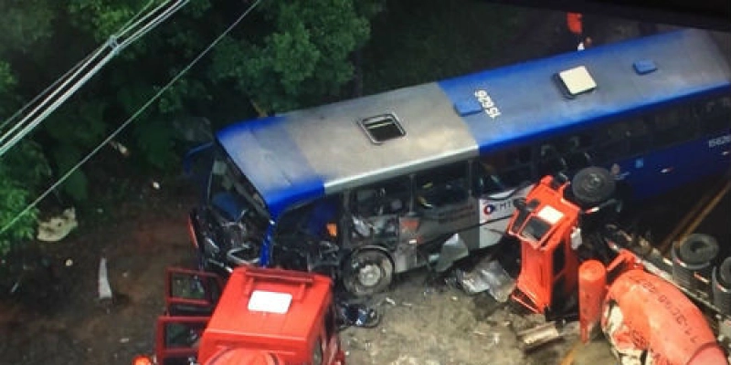 Acidente entre ônibus e caminhão deixa dois mortos e 25 feridos na Grande SP