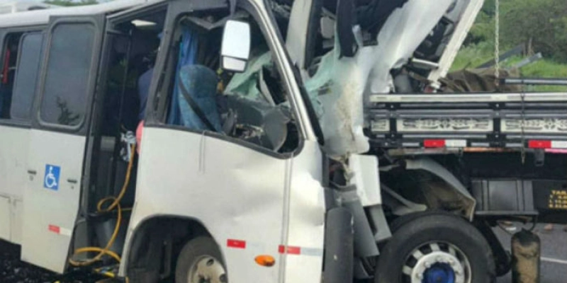 VIOLÊNCIA NO TRÂNSITO - Acidente com micro-ônibus e caminhão deixa 1 morto e 30 feridos na BA; Veja