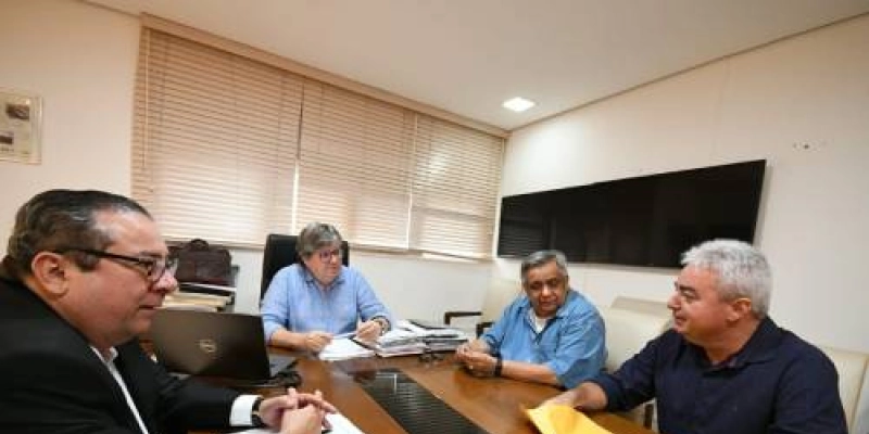 Durante encontro com Azevêdo, prefeito pede reforma de escola, construção de matadouro, e asfalto para Nazarezinho 