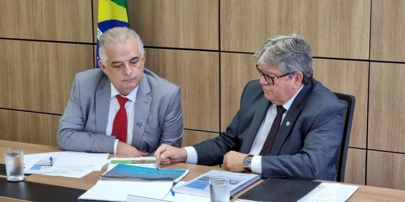 João Azevêdo formaliza ao ministro dos Aeroportos a viabilização do voo para Cajazeiras