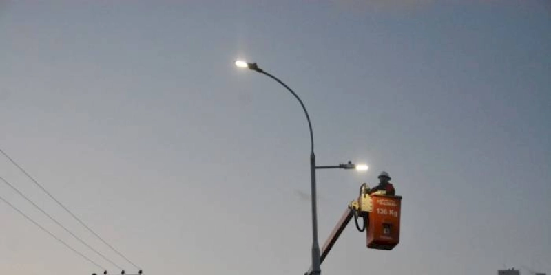 Prefeitura instala mais de 7 mil pontos de iluminação em LED e 21 bairros ou comunidades já contam com 100% do novo modelo