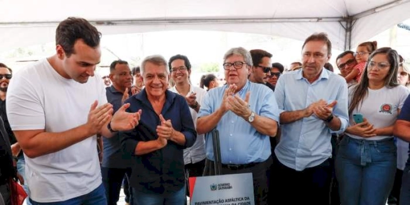 João Azevêdo inaugura travessias urbanas e inspeciona obras da educação em Serra da Raiz, Duas Estradas e Caiçara