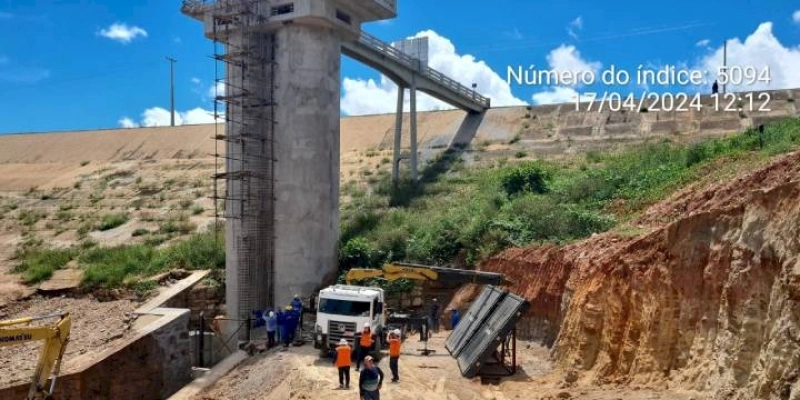 Técnicos do DNOCS trabalham para colocação das comportas no Engenheiro Ávidos em Cajazeiras 