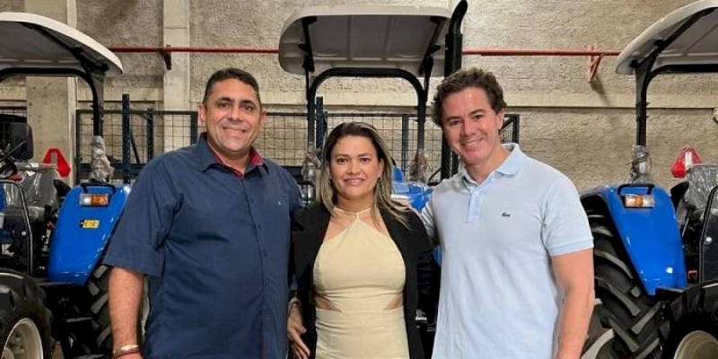 Em JP, prefeito João Neto recebe trator; equipamento servirá para cortes de terras através do Programa “Preparo do Solo”