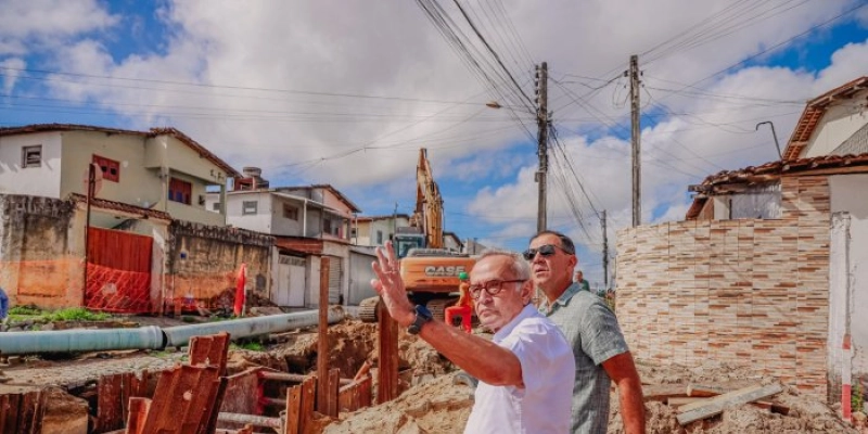 Prefeito inspeciona obras de drenagem que deve ser solução definitiva para alagamentos no Conjunto Esplanada