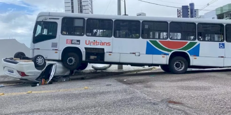 Carro de passeio fica embaixo de ônibus em acidente, na Paraíba
