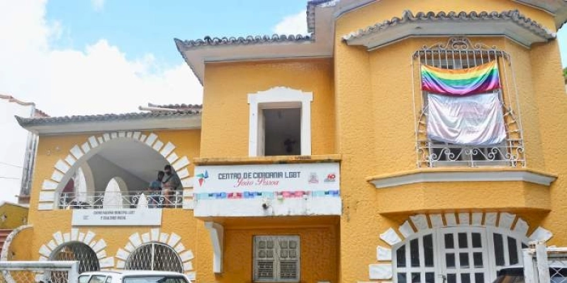 Prefeitura oferta serviços médicos e jurídicos à comunidade LGBT+ de João Pessoa