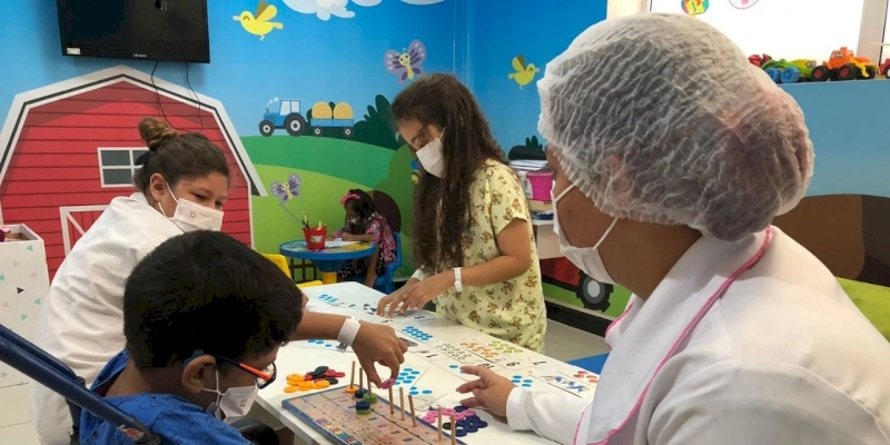 Psicopedagogia hospitalar promove desenvolvimento cognitivo, emocional e educacional de pacientes no Hospital Metropolitano