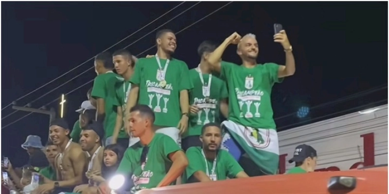 Sousa foi recebido com festa após sagrar-se tri-campeão paraibano de futebol