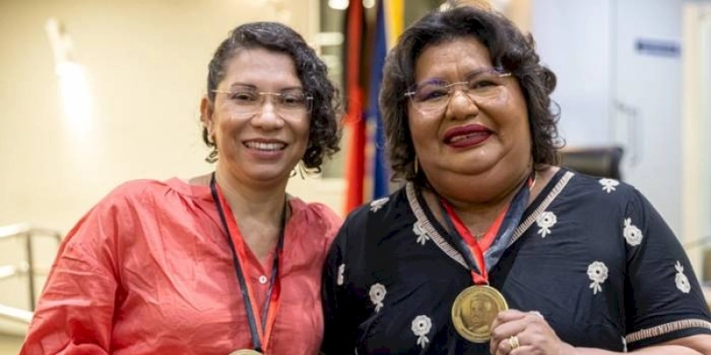 Em homenagem, delegadas Cassandra e Maísa estendem honraria a todo o ‘corpo Polícia Civil’; proposta foi de Chico Mendes