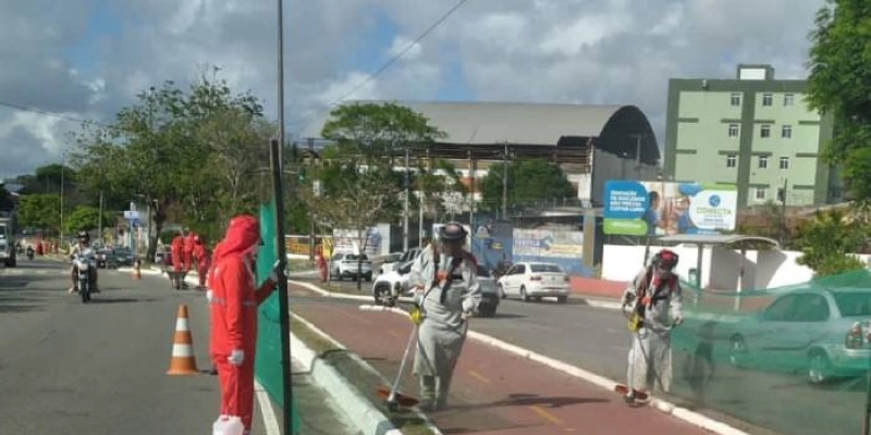 Oito bairros recebem serviços de capinação e roçagem executados pela Emlur