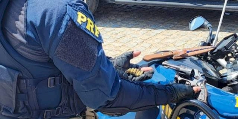 PRF apreende veículo adulterado, arma de fogo e arma branca na Paraíba
