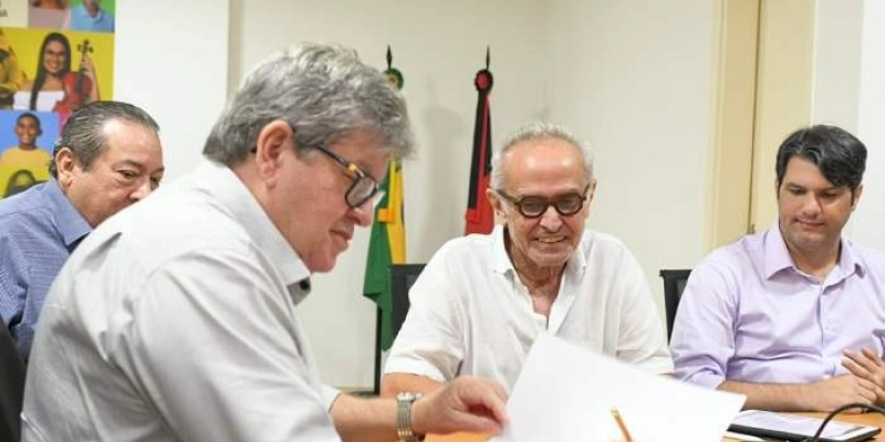 João Azevêdo e Cícero Lucena assinam convênio e ordem de serviço para construção de unidades habitacionais para moradores da antiga Comunidade Dubai
