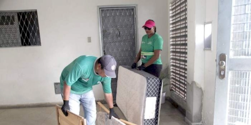 Serviço da Emlur coleta móveis e eletrodomésticos na residência da população
