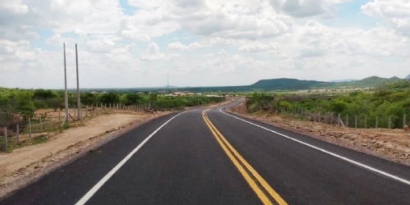 João Azevêdo entrega rodovias e escolas e assina ordens de serviço no Sertão