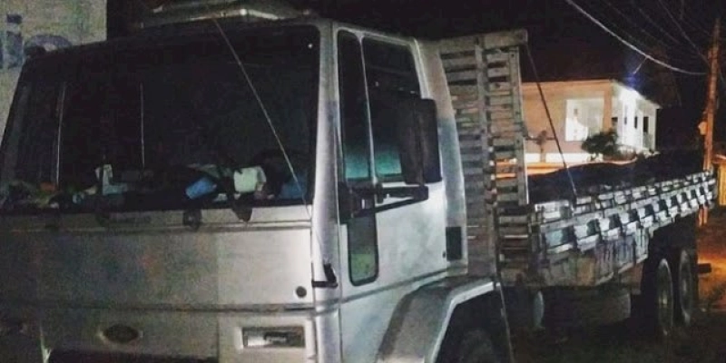 NO SERTÃO - Polícia Civil recupera trilhos de linha férrea que estavam sendo furtados em um caminhão