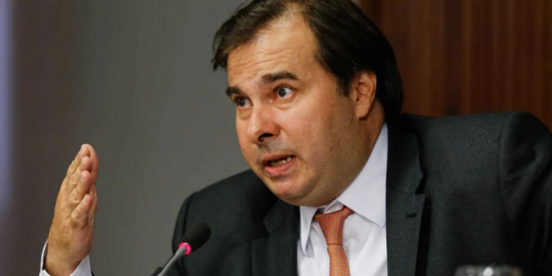 Rodrigo Maia desiste de ser candidato à Presidência