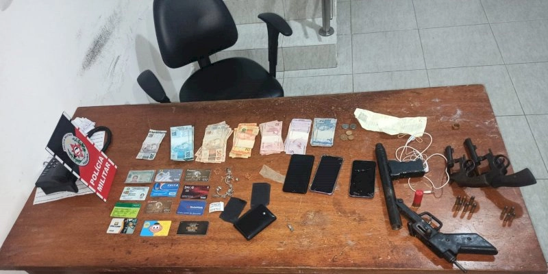 Polícia prende trio suspeito de assaltar casa e fazer família refém no Sertão