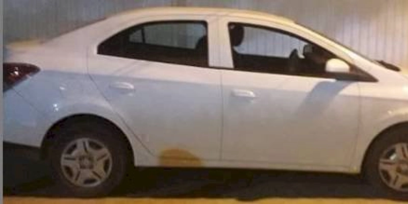 Polícia conduz três suspeitos a delegacia e localiza veículo roubado