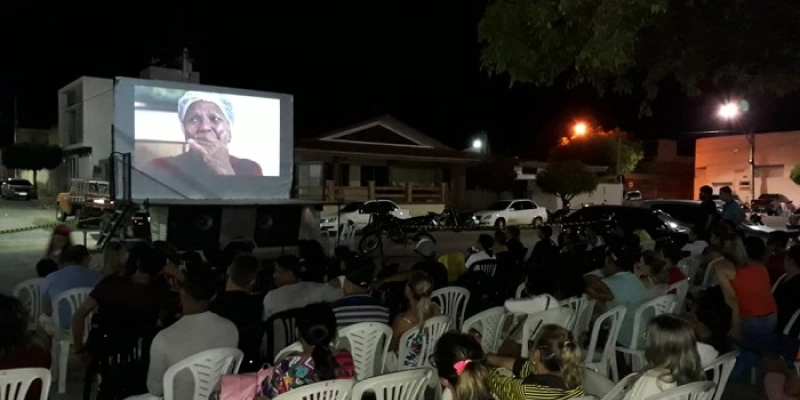 Praça da Matriz é palco de exibição de filme produzido em Sousa