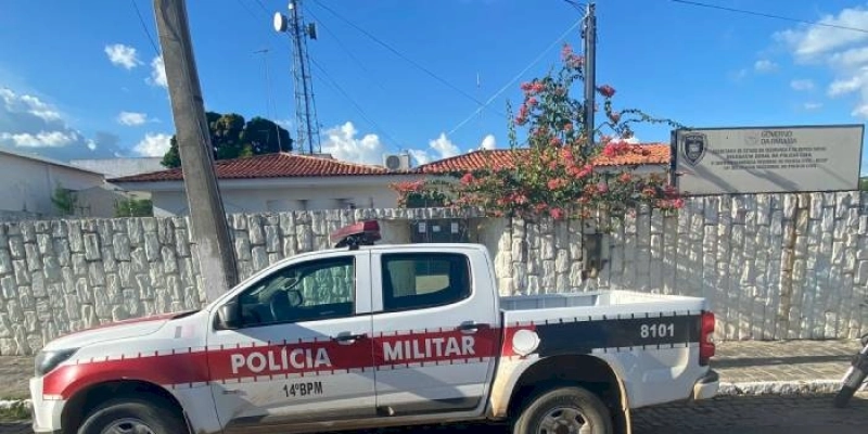 Policiais Militares cumprem mandado de prisão no Núcleo II, em Sousa, após denúncia