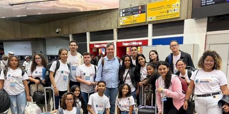 No Aeroporto de Guarulhos, Júnior Araújo encontra estudantes paraibanos que embarcavam para o Chile