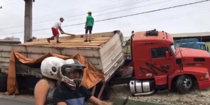 Motorista perde o controle de carreta e veículo tomba; Leia 