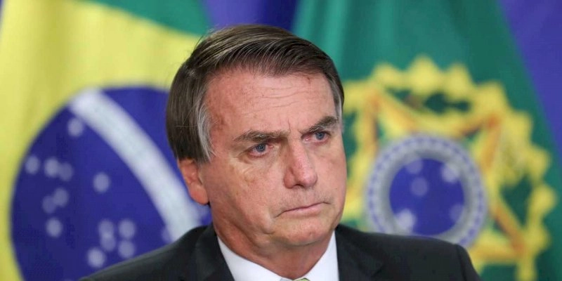 "Só Deus explica a gente estar de pé", diz Bolsonaro sobre crises
