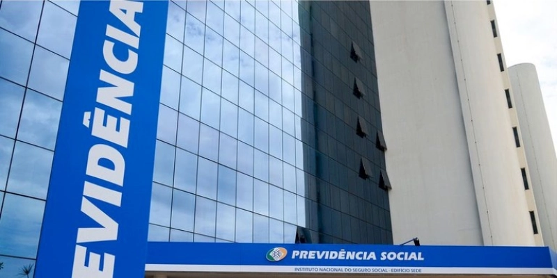 Governo Lula é acusado de alterar previsão de gastos com INSS para encobrir rombo bilionário, diz Folha