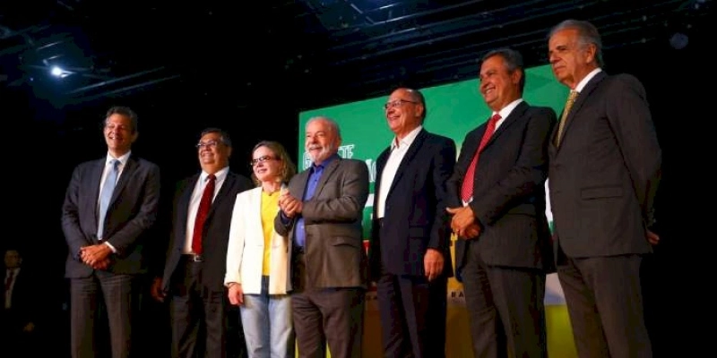 Lula anuncia cinco ministros do futuro governo