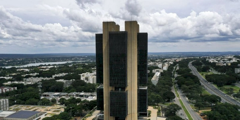 Pandemia e crise hídrica fizeram inflação estourar meta, diz BC