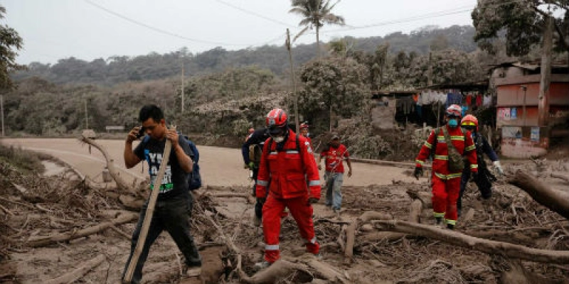 Voluntários de resgate falam em 2.900 mortos na erupção de vulcão