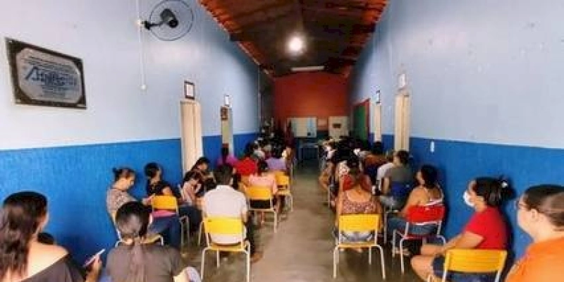 Diretores e professores realizam reuniões em preparação para a volta às aulas no município de Aparecida