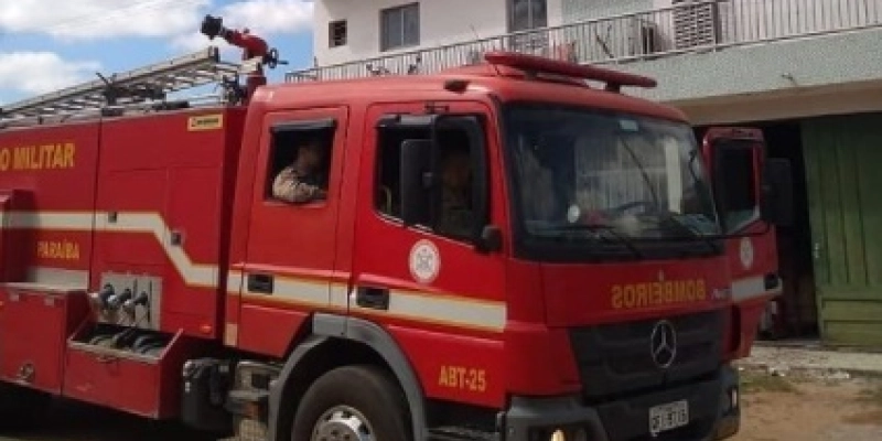 Corpo de Bombeiros é acionado para conter incêndio em fábrica de calçados, no sertão 