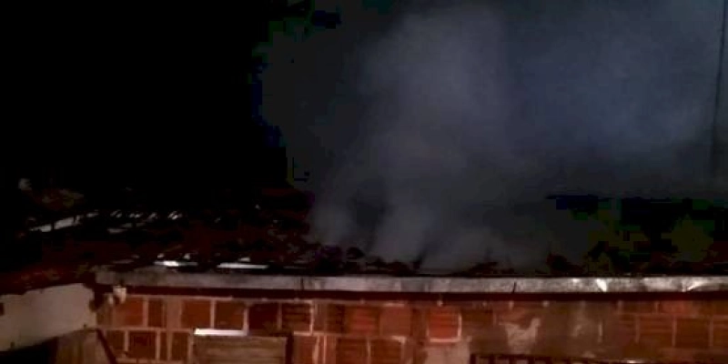 Corpo de Bombeiros é acionado para apagar incêndio em residência entre Marizópolis e Divinópolis