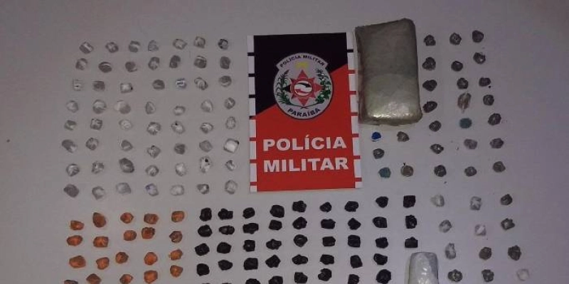 Casal suspeito de tráfico é preso e drogas enterradas no quintal de casa são apreendidas