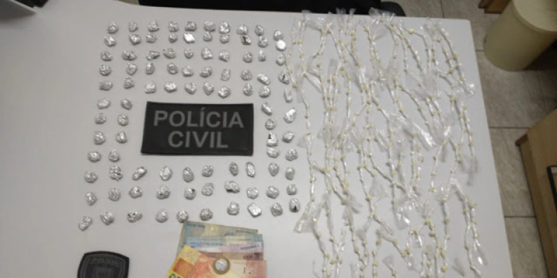 Jovem de 25 anos é presa com drogas durante ação da Polícia Civil