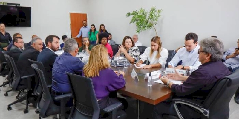 João Azevêdo instala Vice-Governadoria e assina convênios para apoio a eventos religiosos em Campina Grande