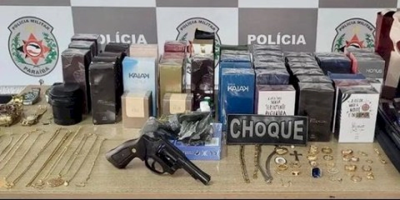 Polícia Militar apreende arma de fogo e recupera veículo e objetos roubados