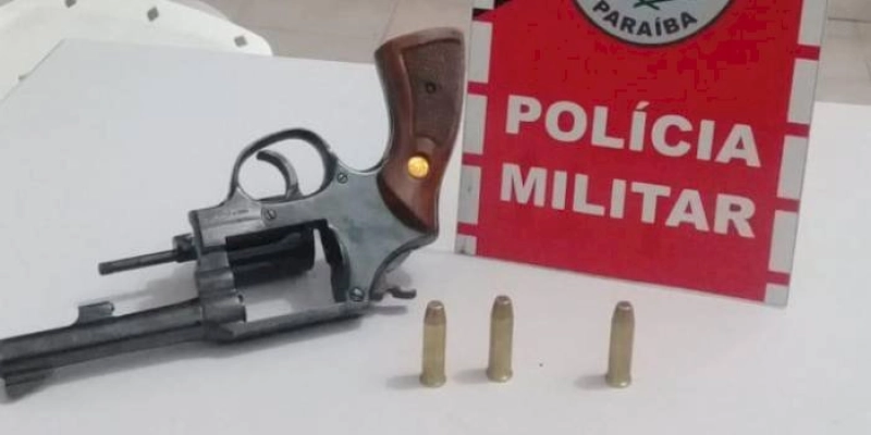 Policiais Militares prendem dupla com arma de fogo no Bairro Mutirão, em Sousa