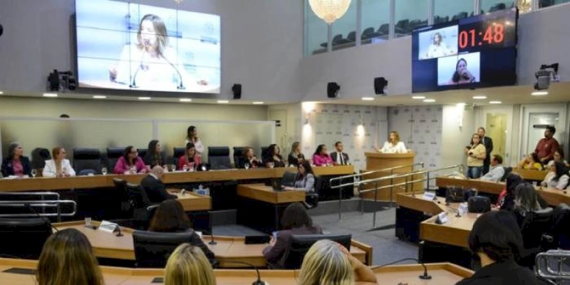 Deputados discutem medidas de enfrentamento e combate ao feminicídio na Paraíba
