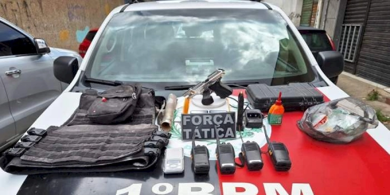 Polícia Militar desarticula esconderijo do tráfico, apreende pistola, munições e radiocomunicadores 