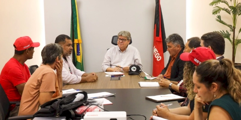 João Azevêdo destaca investimentos do governo na agricultura familiar em reunião com representantes do MST