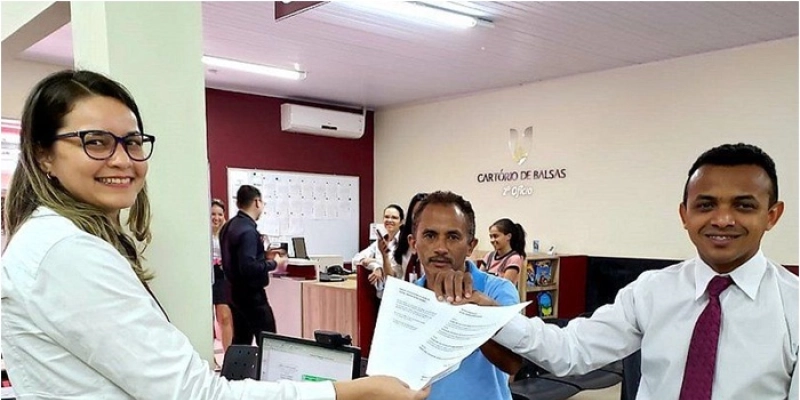 Autor da música “Caneta Azul” vai a cartório registrar direitos autorais do hit; Veja