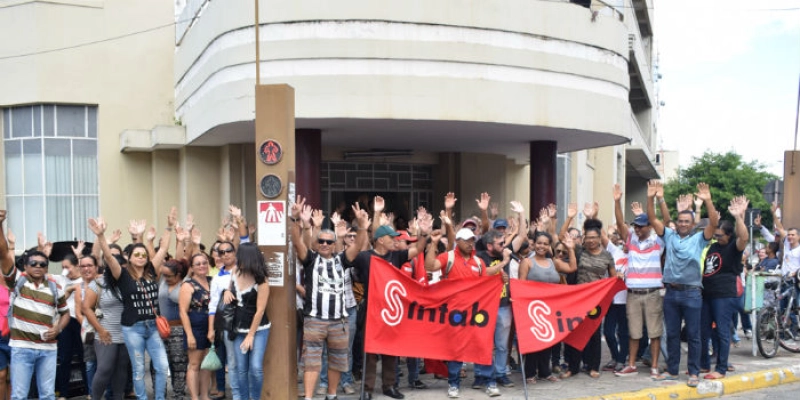 Servidores encerram mais cedo assembleia desta quinta, mas mantêm indicativo de greve para próxima terça