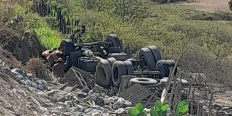 Caminhoneiro morre após tombar caminhão carregado de argamassa em Pombal; veículo tinha destino a Sousa 