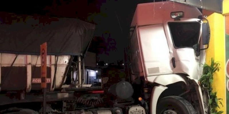 Caminhoneiro tem mal súbito e morre após colidir caminhão na BR-230
