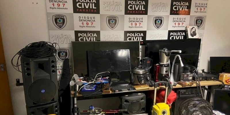 Polícia Civil prende mulher com vasto material roubado de lojas e residências